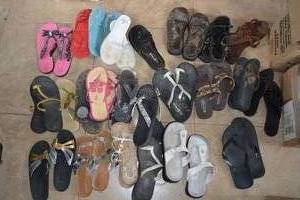 lot 385 image: Sandals and Slip-Ons Sizes 6 to 7