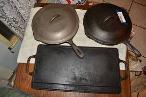 lot 388 image: Cast Iron 10.5 Skillets with Lids and Griddle