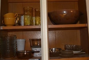 lot 401 image: Kitchen Lot Vintage Glassware, Small Pyrex Bowls, Vintage Double Spout Mixing Bowl, Yellow and Milk Glass Glassware