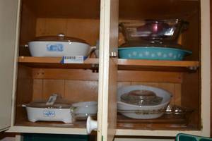 lot 402 image: Kitchen Lot Vintage Pyrex Bakeware and Bowls