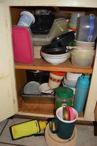 lot 404 image: Kitchen Lot Plastic Bowls, Loaf Pans, and Fryer