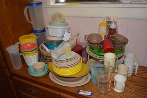 lot 410 image: Vintage Mid-Century Plastic Dishes, Rotating Spice Rack and Popcorn Barrel