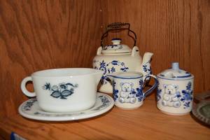 lot 415 image: Vintage Pyrex Old Town Blue Onion Gravy Boat and Plate, and Blue Cream and Sugar Set and Teapot
