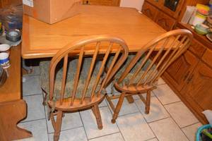 lot 421 image: Wooden Kitchen Pedestal Table 4Ft. W x 35D x 30H with 2 Chairs