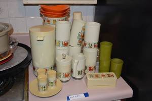 lot 433 image: Vintage Mid-Century Plastic Dish and Serving Set