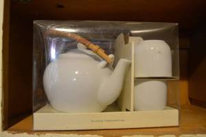 lot 434 image: Pier 1 Teapot and 4 Cup Set