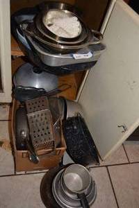 lot 438 image: Kitchen Lot Roasting Pans, Bakeware and Skillets