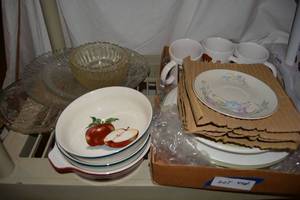 lot 442 image: Kitchen Lot Vintage Arcoroc Swirl Seabreeze Glass Plates and Bowls, Apple Bowls, Misc. Plates
