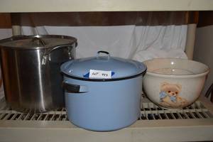 lot 443 image: Nesting Bear Pattern Bread Bowls, Plastic Bowls and Stock Pots