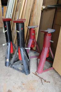 lot 549 image: 2 Pairs of Jack Stands