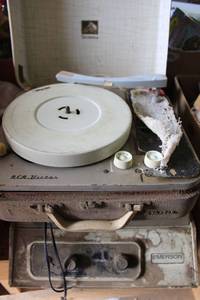 lot 554 image: Vintage Emerson Stereophonic, and RCA Victar Player