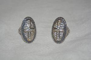 lot 599 image: (2) Sterling Silver North-South rings with cross motif. Both marked 925. Sizes 8 and 9