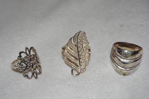 lot 633 image: (3) Sterling Silver rings. 2 are marked 925. Sizes (2)-9, 10