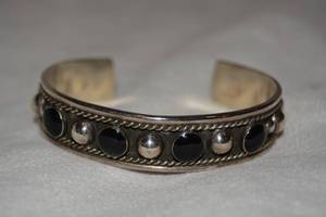 lot 593 image: Sterling Silver Taxco Black Onyx cuff bracelet. Marked Mexico 925 TI-120. Solid back