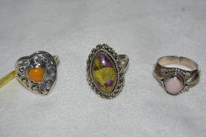 lot 622 image: (3) Sterling Silver stone rings. Includes Agate, Rose Quartz, plus. All size 9. One is marked 925