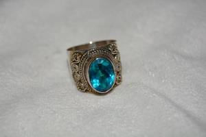 lot 613 image: Sterling Silver Apatite Cabochon ring. Marked 925. Size 9.5