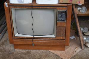 lot 492 image: Vintage RCA Console Tube TV
