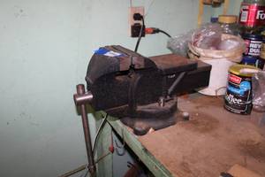 lot 455 image: Heavy Duty Vise - Bring Tools to Remove