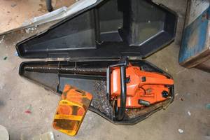 lot 525 image: Dayton 16 inch Chainsaw with hard case and extra chains
