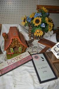 lot 660 image: Birdhouses and Home Decor