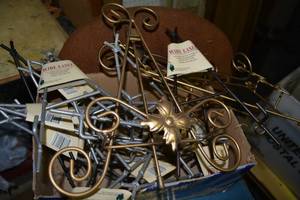 lot 663 image: Home or Store Decorating Box of Wire Easels