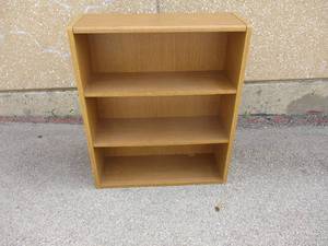 lot 52 image: Heavy- 3-Shelf Book Case