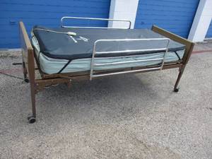 lot 4 image: Invacare Electric Hospital Style- Homecare Bed, Model 5301iVC, With Hand Controller and Removeable Side Rails