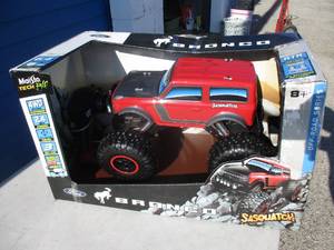 lot 3 image: Maisto Tech Remote Control Ford Bronco-Sasquatch-Complete