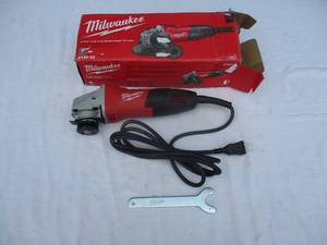 lot 63 image: Milwaukee #6130-33, 4-12 Electric Angle Grinder