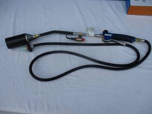 lot 67 image: NEW- Flame King-Auto Ignition Propane Torch With Blaster Trigger And 6-Ft of Hose, Model YSNAX1-078