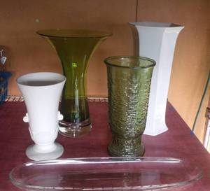 lot 7 image: Misc Vases and Clear Olive dish