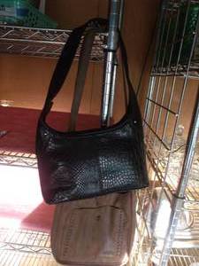 lot 8 image: Womens purses