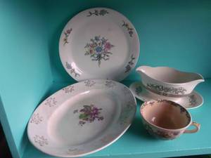 lot 13 image: Misc China pieces