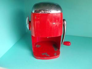 lot 19 image: Vintage manual ice crusher