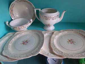 lot 22 image: Misc China pieces
