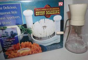 lot 4 image: Houseware lot, vintage nut chopper and blooming onion slicer
