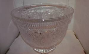 lot 5 image: Pioneer Woman punch bowl