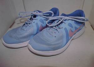 lot 24 image: Girls Blue & Pink Nikes practically new, hardly worn, freshly washed Size YOUTH 5.5
