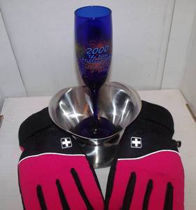lot 31 image: Mixed lot  Champagne Flute, Swiss tech gloves (extremely warm, barely worn) Stainless Steele serving bowl with attached plate