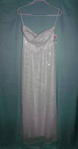 lot 34 image: Beautiful NEW WITH TAGS Formal dress, perfect for braidsmaid, size large