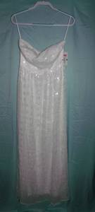 lot 39 image: Womens formal white beaded dress New with tages, size large