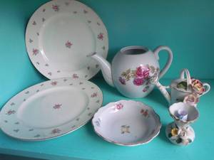 lot 105 image: Rose Pattern Lot