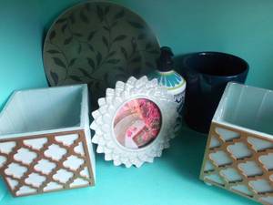 lot 109 image: Home Decor, decorative flower pots, picture frame, and Decoration Plate