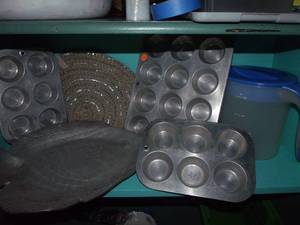 lot 72 image: Vintage Metal Cupcake Bakeware and Fish Home Decor