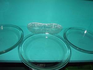 lot 74 image: Clear Glass kitchen items  3 anchor hocking pie dishes, 1 banana shaped dish