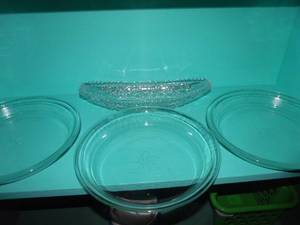 lot 75 image: 3 pie plates 1 serving dish
