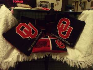 lot 93 image: OU Throw Pillows and Whited Quilt