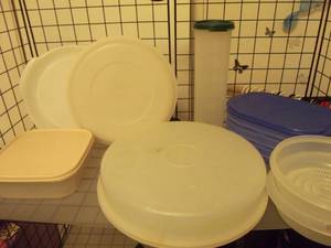 lot 142 image: Misc Tupperware Lot (x the money)