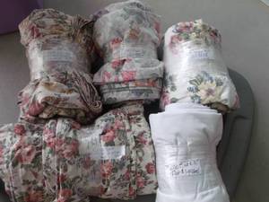 lot 139 image: Twin Sheet Sets - 5 Sets, All Include a Fitted and Flat Sheets, Some Even Have Pillow Cases. No Stains, No Rips