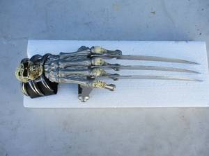 lot 14 image: NEW- # PK6315, 3-Bladed Fantasy Wrist Claw Knife